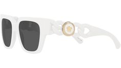 Colección de gafas de sol Versace modelo VE4409, variante de montura blanca, código de color 314/87 con lentes gris oscuro. Versace es una de las casas de moda de lujo más emblemáticas y famosas del mundo. Orgullosamente italiano, está diseñado para hombres y mujeres que desean un estilo moderno y glamuroso que combine sofisticación y atractivo sexual. La Maison es el epítome del glamour sensual, sexy y empoderador: un verdadero símbolo del lujo italiano. White Wayfarer Sunglasses With Gradient Lenses, White Wayfarer Sunglasses With Tinted Lenses, Classic White Sunglasses With Tinted Lenses, Luxury White Wayfarer Sunglasses, Luxury Optic White Sunglasses For Summer, Modern White Wayfarer Sunglasses, Luxury White Sunglasses With Uv Protection, Designer White Polarized Sunglasses, Designer White Sunglasses With Polarized Lenses