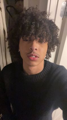 Fluffy Curly Hair Boy, Afro Hair Men, Curly Hair Boy, Latino Boys, Rasta Hair, Poses For Ig, Boyfriend Core, Large Mens Fashion