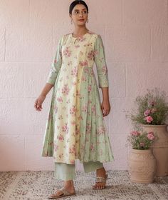 Cotton Floral Kurti, Summer Kurti Designs, Frocks Pattern, Pleated Outfit, Floral Kurti, Summer Kurti, Sleeveless Blouse Designs, Stylish Tunic