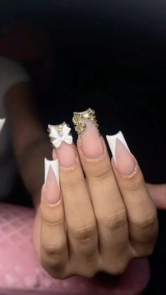 Birthday Nails Square White, Square Nails Gold Design, Almond Nails Designs Basic, V Shaped French Tip Nails With Gems, Nail Ideas Gold And White, Gold Nails And White, Nail Inspo Gold And White, White Birthday Nails Acrylic, Nail With Gold Design