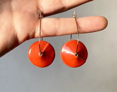 Bright orange/red ceramic hanging earrings, round earrings, gold-plated drop earrings, handmade, unique jewelry, statement jewelry Elegant and minimalist. Light hanging earrings (gold-plated) in drop shape for threading, shiny orange/red glazed. The size is slightly variable, as each earring is unique, the sizes given are approximate measurements, the shape can vary slightly, this is the wonderful unique character of handmade items. The price indicated refers to one pair of earrings. Overall siz Red Orange Color, Ceramic Earrings, Ceramic Earring, Earrings Round, Hanging Earrings, Circle Pendant, Round Earrings, Statement Jewelry, Hanging Lights