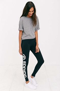 Outfits para llevar a la escuela cuando tienes mucha flojera Sporty Fashion, Look Legging, Adidas Leggings, Foto Tips, Street Workout, Rock Revival Jeans