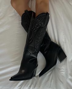 Botas Western, Autumn Shoes, Western Style Boots, Looks Country, Cowgirl Aesthetic, Spike Heels, Boot Types, Swag Shoes, Cowboy Cowgirl