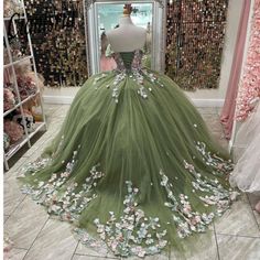 Quince Outfit, Quinceanera Checklist, Ball Gown Sweet 16, Quince Planning, Xv Ideas, Vestido Charro, Quince Stuff, Green Quinceanera Dresses, Yeri Mua