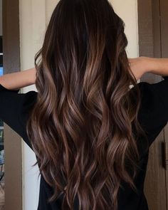 Cheveux Marron : Les 6 nuances de Marron tendances de la saison 2019 Hairstyles Highlights, Dark Brown Balayage, Peekaboo Highlights, Long Brunette Hair, Long Brunette, Balayage Hair Dark, Dark Hair With Highlights, Hair Dark