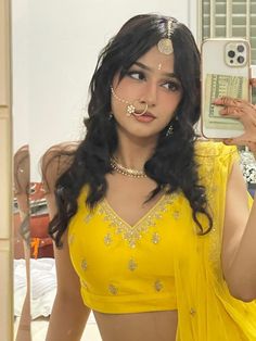 Indian Girls Outfit, Indian Sari Aesthetic, Indian Aesthetic Makeup, Sari Outfits, Sari Aesthetic, Desi Makeup Looks, Indian Girl Aesthetic, South Asian Women, Indian Makeup Looks