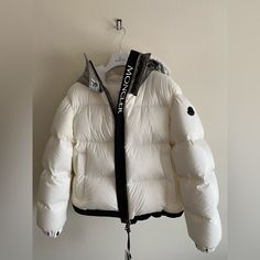 Moncler Bufonie Hooded Down Jacket Super Cute And Cozy Puffer Perfect For Winter Nwt- Never Worn, Brand New With Tags Still Attached Size 2- Moncler Size M But I Think It Fits S-M Comes With Moncler Hanger And Replacement Buttons Retails For $2150 Before Tax Details: Drawstring Metallic Hood Lined In Cozy Faux Fur Zip Closure At The Front Zip Pockets At Waist And Interior Press-Stud Fastening At The Cuffs White Moncler Jacket, Moncler Ski, Moncler Jacket Women, Moncler Sweater, Moncler Puffer, Moncler Women, Moncler Jacket, Christmas 2023, Cute Fits