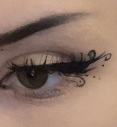 Fairy Grunge Eyeliner, Fantasy Eyeliner Ideas, Vines Eyeliner, Styles Of Eyeliner, Portals Concert Makeup, Easy Creative Eyeliner Looks, Brown Fairy Makeup, Cute Eyeliner Designs, Makeup Eyeliner Ideas