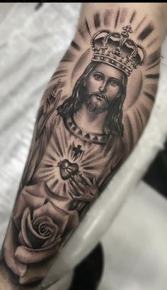 Está em busca de fazer uma tatuagem no braço, mas não tem ideia do que fazer? Esse post é especialmente para você, aliás, trouxe algumas inspirações que tenho certeza que você vai gostar. Jesus Arm Tattoo, Flower Tattoo Fine Line, Fine Line Tattoo Sleeve, Mens Face Tattoos, Match Tattoo, Jesus Tattoo Design, Underarm Tattoo, Half Sleeve Tattoos Forearm, Skull Girl Tattoo