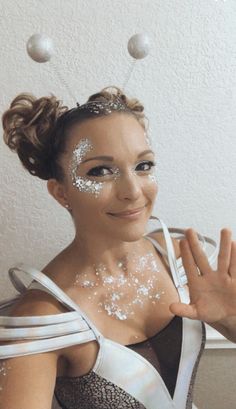 Alien Makeup Women, Space Makeup Simple, Space Costume Ideas, Spacegirl Costume, Alien Makeup Pretty, Space Girl Makeup, Futuristic Halloween Costume, Galactic Costume, Galactic Party Outfit