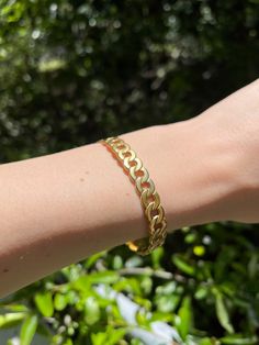 This trendy gold chain bangle bracelet is finely designed in stainless steel and delicately gilded with 18K yellow gold. Minimalist, feminine and modern, this original and very trendy gold chain bangle is ideal to wear alone or stacked with other gold bangles or bracelets. Width: 0.8cm. Adjustable size. Your bracelet will be sent to you within 24 working hours in a pretty box, for your viewing pleasure. Delivery by green letter (48 hours) is free for France. Priority shipping is free worldwide ( Gold Curb Chain Bracelets For Everyday, Everyday Gold Bracelets With Curb Chain, Modern Gold Cuban Link Jubilee Bracelet, Minimalist Gold-tone Bangle Bracelets, Minimalist Gold-tone Bangle Bracelet, Trendy 14k Gold Bracelets, Trendy Gold Tarnish Resistant Bracelets, Trendy 14k Gold Tarnish-resistant Bracelets, Yellow Gold Curb Chain Bangle Bracelet