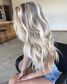 3,288 Likes, 78 Comments - Chrissy (@blondebychristina) on Instagram: “BEACHY WAVES 🌊🌊 Who wants a tutorial on my curls?! Model: @kelsiejohnson_  Hair color by…” Icy Blonde Hair, Blonde Hair Shades, Balayage Hair Blonde, Blonde Hair With Highlights