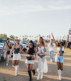 Country Concert Outfit Ideas Summer, Acl Festival Outfit, Concert Outfit Ideas Summer, Stagecoach Outfits, Princess Leia Buns, Country Festival Outfit, Stagecoach Outfit, Country Music Festival Outfits, Country Concert Outfit Ideas