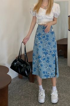 Tide Skirt Outfit, Korean Aesthetic Outfits Skirt, Floral Skirts Midi Outfit, Long Skirt Blue Outfit, Blue Inspo Outfit, Outfits With Long Floral Skirts, Styling Blue Skirt, Aesthetic Skirts Outfit, Summer Fits Skirts Long