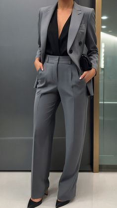 Women’s Pant Suit Outfit Formal, Grey Pants Outfit For Work Women, Women Suit Outfits, Aesthetic Faces, Women Business Attire, Women In Suits, Grey Pants Outfit, New Superheroes, Female Suit