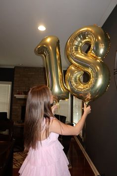 photo pic inspo 18th birthday foil balloons 18th Birthday Party Photo Wall, 18th Bday Picture Ideas, 18th Birthday Celebration, 18th Birthday Instagram Post Ideas, Simple 18th Birthday, Photoshoot 18th Birthday, 18th Birthday Ideas Party, 18th Bday Balloons, Birthday Photo With Balloons