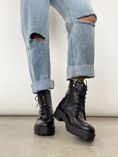 Black Lace Up Boots Outfit, Combat Boots Winter Outfit, Combat Boots Aesthetic, Styling Chunky Boots, Biker Cowgirl, Cowgirl Grunge, Combat Boot Outfits, Jeans And Combat Boots, Combat Boot Outfit