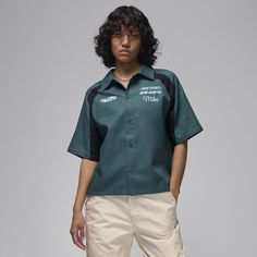 Inspired by motorcycle clubs, pit crews and classic workwear, this button-up top pairs a roomy fit with lightweight woven twill fabric. The result? A relaxed layer with style fit for the fast lane. Nike Jordans Women, Classic Workwear, Sport Automobile, Jordans Women, Motorcycle Clubs, Woman Weaving, Women Lifestyle, Woven Top, Twill Fabric