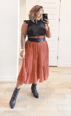 Skirts With Belt Outfit, How To Wear A Skirt, Midsize Edgy Outfits, Belted Outfits, Belted Skirt Outfits, Belt With Skirt, Dress Into Skirt, How To Wear Belts, Nighttime Outfits