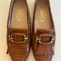 Like New Brown Cuao Italian Shoe, Tods. Like New! Tods Loafers, Tods Shoes, Italian Shoes, Brass Gold, Gold Details, Flat Shoes Women, Loafer Flats, Loafers, Like New