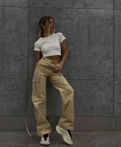 Khaki Cargo Pants Outfit, Cargo Jeans Outfit, Girly Style Outfits, Cargo Outfit, Khaki Cargo Pants, Cargo Pants Outfit, 90s Fashion Outfits, Work Outfits Women