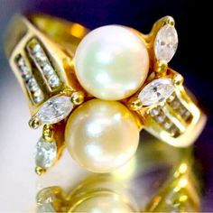 *** Size 7 14k Yellow Gold Pearl & Cubic Zirconia Womans Ring 4.9 Grams Gold *** This Listing Is For One 14k Yellow Gold Womans Pearl And Cubic Zirconia Ring. This Ring Features 2 Round Pearl Surrounded By Cz's. There Are 4 Marquise Cut Cz's And 16 Round Cut Cz's. The Shank Of This Ring Is Stamped 14k Cz. Please See Pictures For Best Description. Classic Multi-stone Diamond White Diamond Ring, 14k Gold Pearl Ring With Diamond Accents For Anniversary, Cubic Zirconia Ring With 17 Jewels, Classic Multi-stone 14k Gold Diamond Ring, Yellow Gold Cubic Zirconia Pearl Ring For Anniversary, Diamond Pearl Ring With Center Stone For Anniversary, Elegant Gold Multi-stone Diamond Ring, Diamond Pearl Ring For Anniversary, Exquisite 14k Gold Pearl Ring For Anniversary