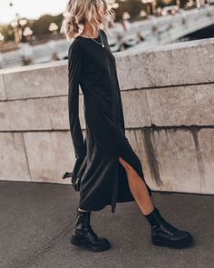 Faded black long sleeved dress in soft cotton & lyocell with extra long sleeves and a slit on the side. Grey Midi Dress, Cotton Blends Dress, Cooler Look, Looks Street Style, Extra Long Sleeves, Green Midi Dress, Looks Style, Types Of Dresses, Mode Inspiration