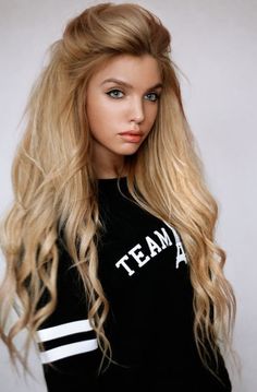 Just has the christmas vibe #VeryChristmasCrib 80s Hairstyles, Blonde Lace Front Wigs, Long Blonde, Long Blonde Hair, Hair Envy, Long Curly Hair, Stylish Hair, Big Hair, Blonde Hair Color