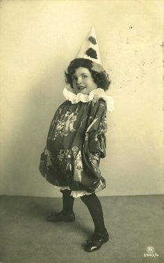 Cute Pierrot Costume, Cirque Vintage, Pierrot Clown, Vintage Foto's, Vintage Children Photos, Clown Girl, Portrait Vintage, Send In The Clowns