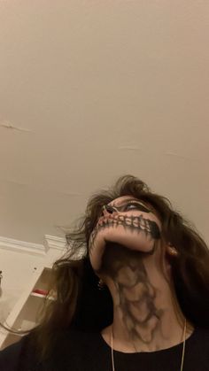 Pretty Skull Halloween Makeup, Skelton Outfits Halloween, Skeloten Costume, Holloween Costume Ideas Skeleton, Skull Neck Makeup, Neck Skeleton Makeup, Halloween Skeleton Face Makeup, Skeleton Face Halloween, Skeleton Makeup Neck And Chest