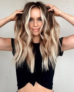 Satisfy your sweet tooth and get your tresses warmed up with these spectacular and modern caramel hair colors! Hair Color Caramel, Cool Blonde Hair, Balayage Blonde, Caramel Hair, Nails Christmas, Snowflake Nails, Blonde Hair Looks, Blonde Hair With Highlights, Christmas Makeup