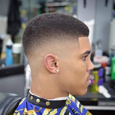 Confira mais de 80 cortes de cabelo masculino 2017 para cabelos curtos, apesar de parecer limitado há muitas dicas de estilo para homens de todas as idades. High Top Fade Haircut, Top Fade Haircut, Really Short Haircuts, Taper Fade Haircut, Black Men Haircuts, Fresh Haircut, Tapered Haircut, Black Men Hairstyles