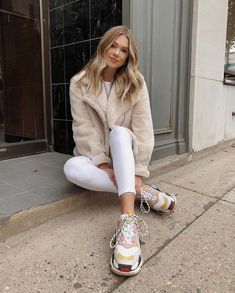 Outfits Con Tennis, Mode Inspo, Outfit Style, White Pants, Outfits Casuales, Look Fashion, Minimalist Fashion