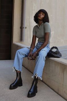 Straight Leg Jeans Outfits, Ripped Jeans Outfit, Lug Sole Boots, Love Jeans, Jean Trends, Outfit Jeans, Trending Boots