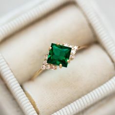 Emerald Ring Design, Smaragd Ring, Emerald Wedding Rings, Green Emerald Ring, Emerald Wedding, Lab Created Emerald, Dream Engagement Rings, Emerald Engagement, Emerald Engagement Ring