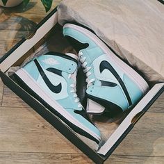 WMNS Air Jordan 1 Mid "Aqua Black"