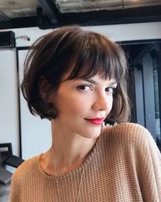 Separeis corte de cabelos das blogueiras e famosas para se inspirar, caso esteja pensando em fazer alguma mudança no visual Bob Pendek, Bob Haircut With Bangs, French Hair, Short Bob Haircuts, Short Haircut, Haircuts With Bangs