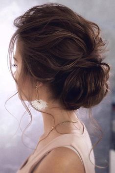 swept back wedding hairstyles low curly updo with loose curls tonyastylist Graduation Hairstyles, Penteado Cabelo Curto, Wedding Hairstyle, فستان سهرة, Trending Hairstyles