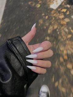 Stelito Nails, Simple Stiletto Nails, Tatuaje Hello Kitty, White Stiletto Nails, Acrylic Nails Stiletto, Stiletto Nails Short, Stilleto Nails Designs, Milky Nails, Pointy Nails