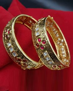 2.6 size Antique Meenakari Kundan Bangles/Sabyasachi Openable Bracelets/Fine Jewelry/Kundan Sabyasachi Bangles/Indian Kada/Punjabi Kada Features: Traditional Kundan Jadau work with Meenakari in different colors Handcrafted To Perfection Light Weight Perfect For Indian Weddings And Celebrations A Beautiful & Memorable Gift for Weddings and Special Occasions Available in 2.6 size Thickness: Approx .75 Inches width Traditional Wedding Bangle With Motifs, Red Kundan Bangle With Zari Work, Traditional Kundan Chandbalis With Motifs, Red Zari Work Bracelets For Festive Season, Festive Meenakari Bracelets, Traditional Red Bracelets With Zari Work, Traditional Red Bracelet With Zari Work, Traditional Motif Bracelets For Festive Occasion, Red Bracelets With Zari Work For Festive Season