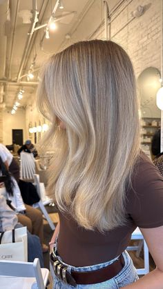 #BlondeHairGoals #BlondeTransformation #HairMakeover #BlondeBeauty #BlondeAmbition #HairInspo #BlondeBombshell #BlondeJourney #NewHairWhoDis #BlondeVibes #HairTransformation #BlondeLife #BlondeHighlights #BlondeObsessed #BlondeMagic All Around Blonde Highlights, Cool Blonde Hair Dark Roots, Blonde Hair Refresh, Hair Colours For Blondes, Medium Length Blonde Hair Blowout, Old Money Bronde Balayage, Blonde With Lowlights Straight Hair, Blonde Balayage Hairstyles, Bright Blonde Hair With Shadow Root And Lowlights