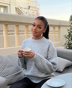 Classy Sweater, Coffee Style, Coffee Sweater, Morning Mood, Afro Style, Pretty Babe, Diy Vetement, Relaxed Outfit, Modesty Fashion