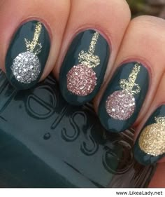 Christmas nails with ornaments Nail Art Noel, Holiday Nail Designs, Christmas Nail Art Designs, Holiday Nail Art, Winter Nail Art, Festival Nails, Short Nail Designs, Xmas Nails, Christmas Nail Designs