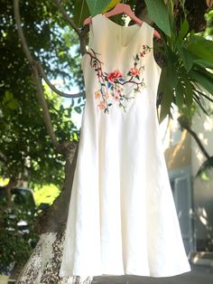 Embroidered Dress Designs, Tee Painting, Cotton Frocks For Women, Linen Dresses Summer, Casual Maxi Dresses, White Frock, White Linen Dress, Hand Embroidery Dress, Womens Trendy Dresses