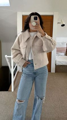 Casual Date Night Outfit Fall, Simple Date Night Outfit, Light Wash Jeans Outfit, Everyday Style Casual, Outfit Inspo Winter, Casual Date Night Outfit, Jeans Outfit Winter, Simple Fall Outfits, Winter Fashion Outfits Casual