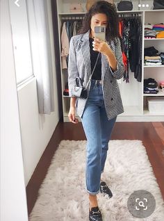 Mom Jeans With Blazer Outfit, Look Com Mini Bag, Mom Jeans And Blazer Outfit, Look Com Mom Jeans, Mom Jeans Office Outfit, Mom Jeans Outfit Work, Mom Jeans Office, Blazer Outfits Work, Office Jeans Outfit