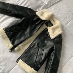 All Black Sherpa Teddy Levi’s Jacket. Brand New I Wore It Once And Loved It But I Have Too Many Jackets. Please Serious Buyers Only Perfect For The Fall + Winter Season Sherpa Lined Leather Jacket, Leather Teddy Jacket, Stylish Jackets Women, Fall Jackets For Women, Faux Fur Leather Jacket, Womens Winter Coats, Neutral Clothing, Fall Winter Jacket, Second Semester