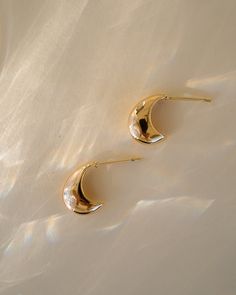 Add a touch of modern elegance to your look with our Tess Crescent Hoops - simple, yet elegant small gold hoops! Their minimalist design makes them a perfect choice for adding a touch of radiance to any outfit. Let your natural beauty shine with these beautiful hoops! EARRINGS FEATURE Material: Brass Finish: 18K Gold Lead and Nickel Free Small Gold Hoops, Hoops Earrings, Freshwater Pearls Earrings, Pretty Earrings, Moonstone Ring, Opal Necklace, Gold Hoops, Delicate Necklace, Jewelry Packaging