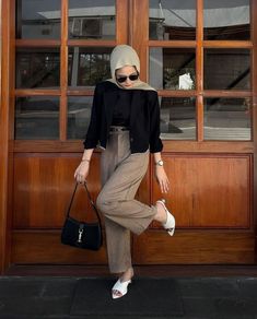 Dapatkan ide outfit yang sedang trend saat ini. Lihat bagaimana gaya trend dengan produk yang sedang diskon. Casual Outfits Hijab, Ootd Hijab Casual Simple, Outfit Hijab Simple, Hijab Outfit Summer, Outfit Campus, Ootd Idea, Ootd Simple, Hijab Fashion Summer, Ootd Hijab Casual