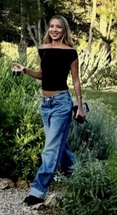 Full Blue Outfit, Cool Chill Outfits, Pale Indie Outfits, Basic 90s Outfit, Soho Outfit Pics, Dark Blue Low Rise Jeans Outfit, Dark Blue Jeans Outfit Spring, Style Goals, Simple Model Outfits